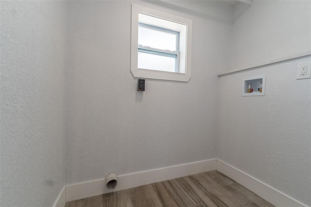 For Sale: $425,000 (3 beds, 2 baths, 1281 Square Feet)