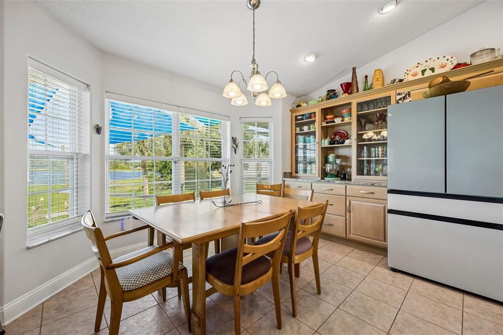 For Sale: $800,000 (3 beds, 3 baths, 1576 Square Feet)