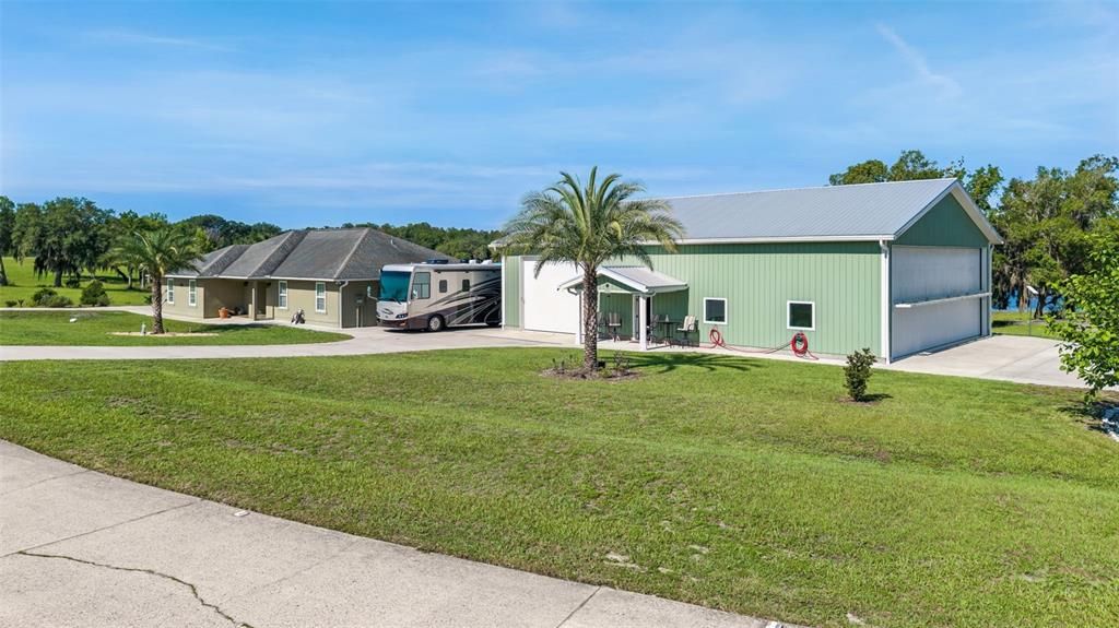 For Sale: $800,000 (3 beds, 3 baths, 1576 Square Feet)