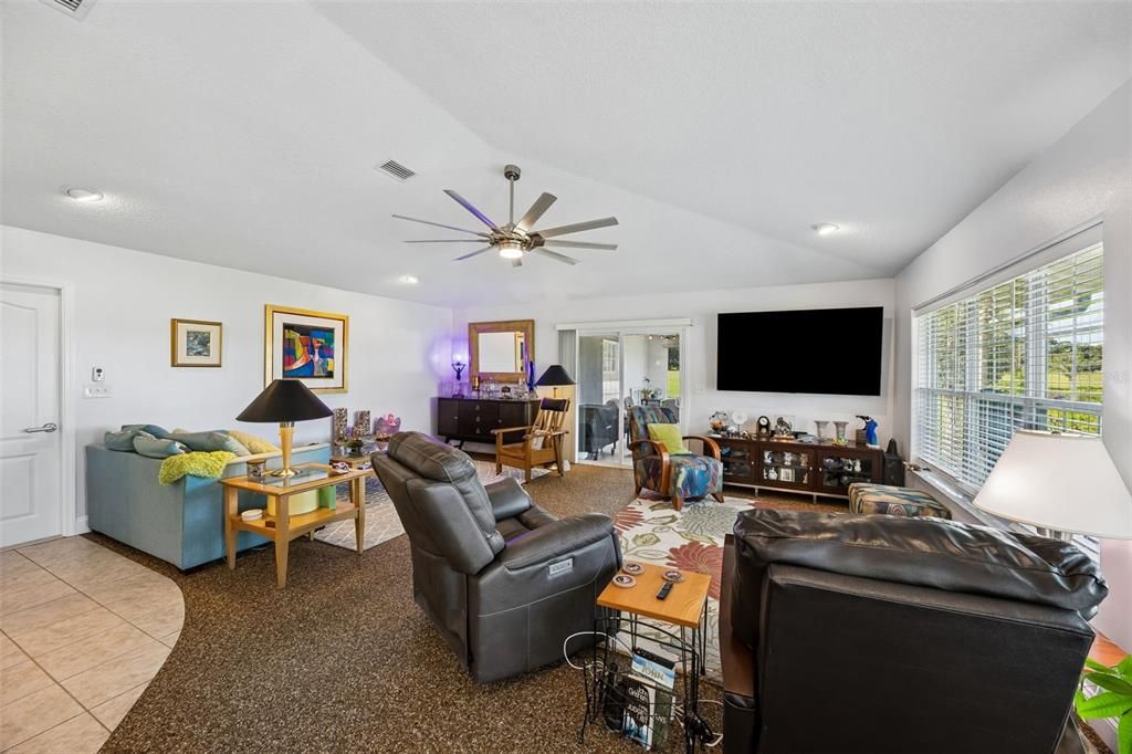 For Sale: $800,000 (3 beds, 3 baths, 1576 Square Feet)