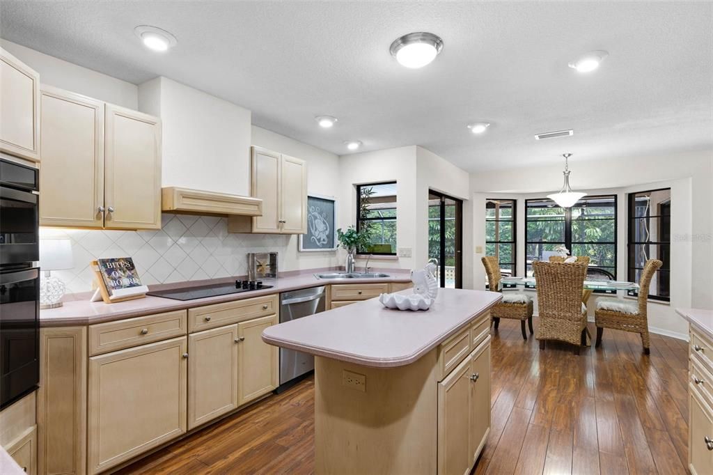 En Venta: $750,000 (4 camas, 3 baños, 2813 Pies cuadrados)