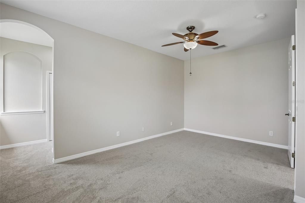 Activo con contrato: $339,900 (4 camas, 2 baños, 1997 Pies cuadrados)