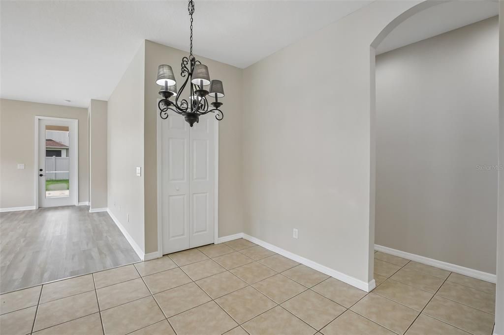 Activo con contrato: $339,900 (4 camas, 2 baños, 1997 Pies cuadrados)