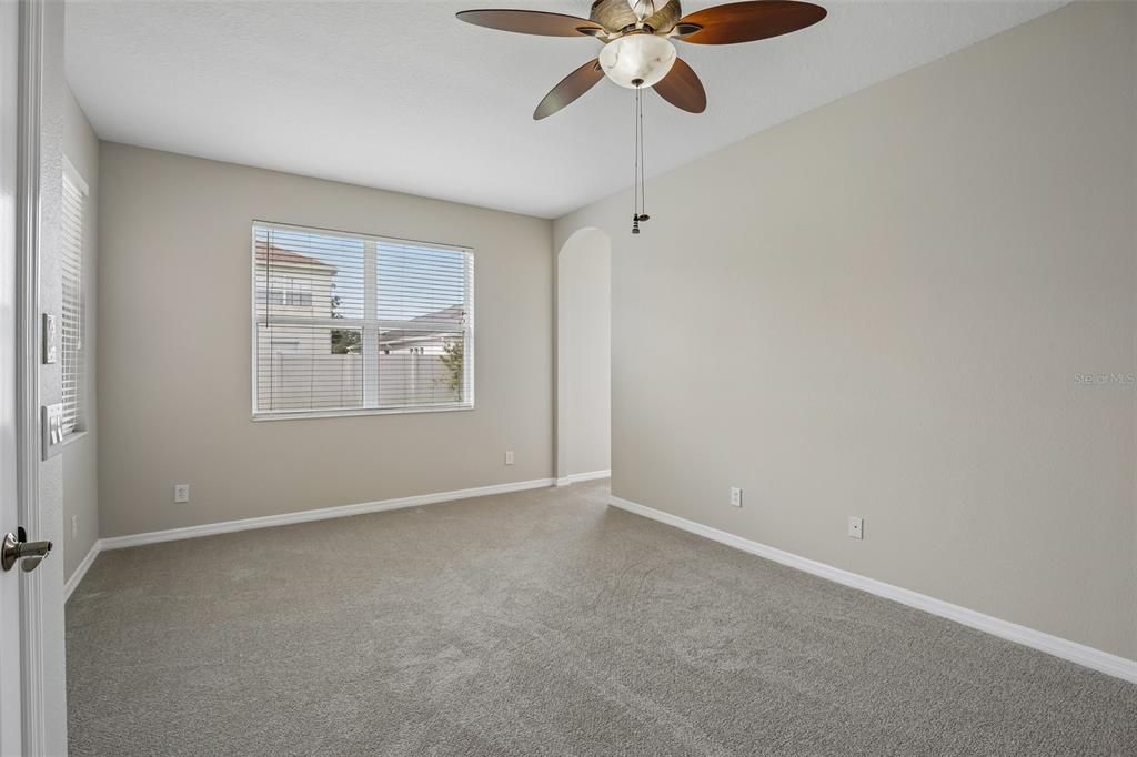 Activo con contrato: $339,900 (4 camas, 2 baños, 1997 Pies cuadrados)