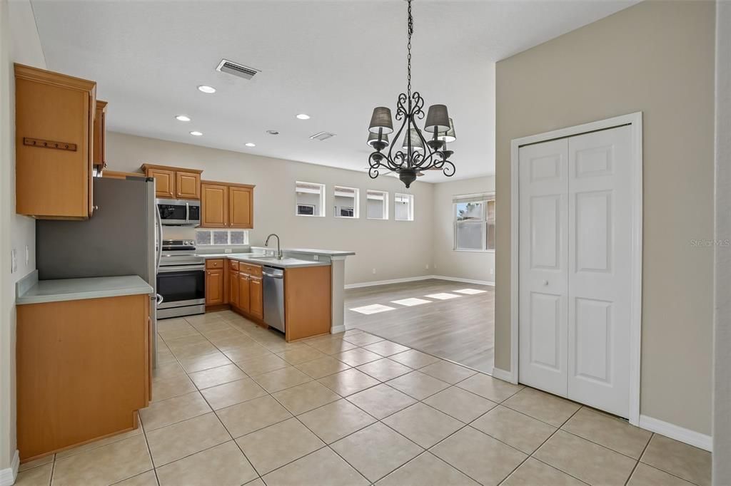 Activo con contrato: $339,900 (4 camas, 2 baños, 1997 Pies cuadrados)