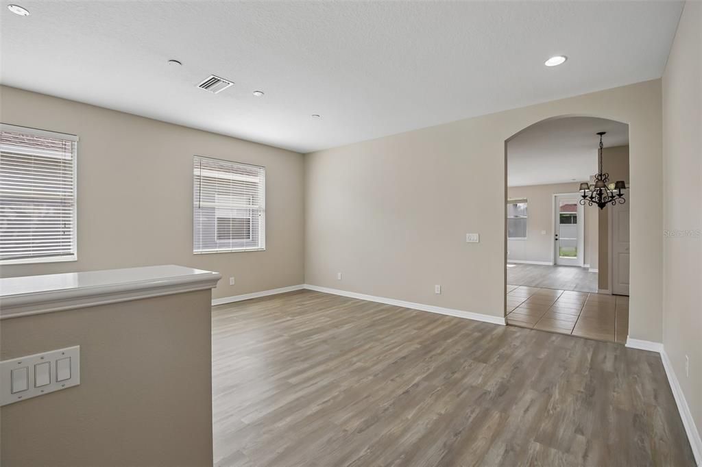 Activo con contrato: $339,900 (4 camas, 2 baños, 1997 Pies cuadrados)