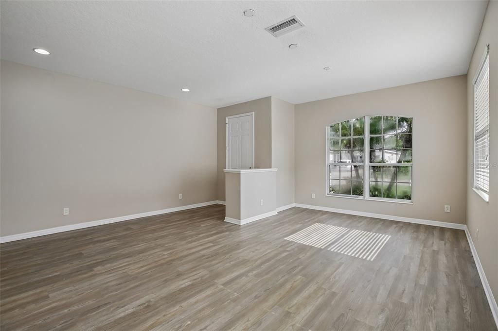 Activo con contrato: $339,900 (4 camas, 2 baños, 1997 Pies cuadrados)