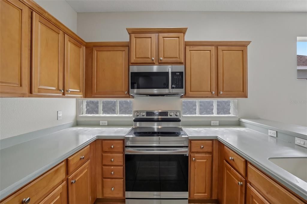 Activo con contrato: $339,900 (4 camas, 2 baños, 1997 Pies cuadrados)