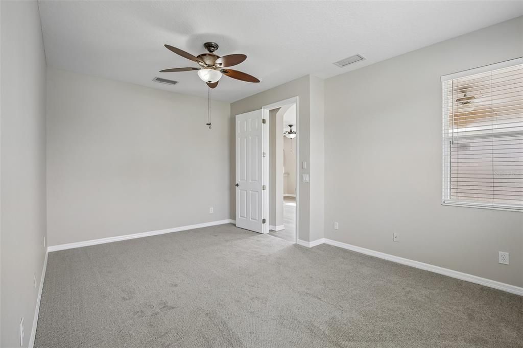 Activo con contrato: $339,900 (4 camas, 2 baños, 1997 Pies cuadrados)