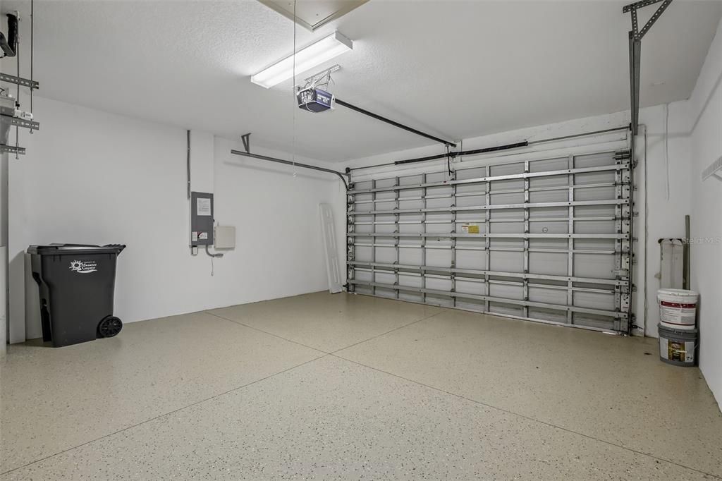 Activo con contrato: $339,900 (4 camas, 2 baños, 1997 Pies cuadrados)