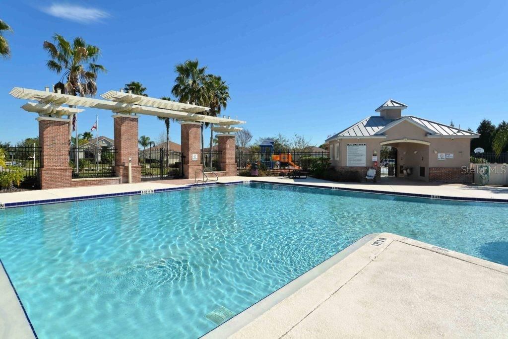 Activo con contrato: $339,900 (4 camas, 2 baños, 1997 Pies cuadrados)