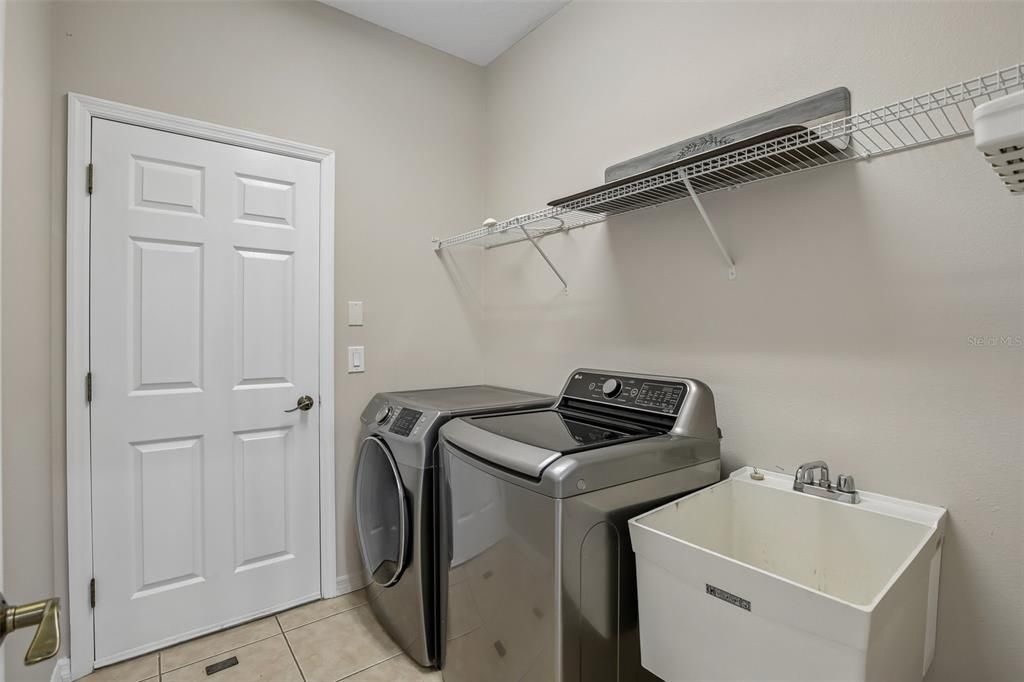 Activo con contrato: $339,900 (4 camas, 2 baños, 1997 Pies cuadrados)