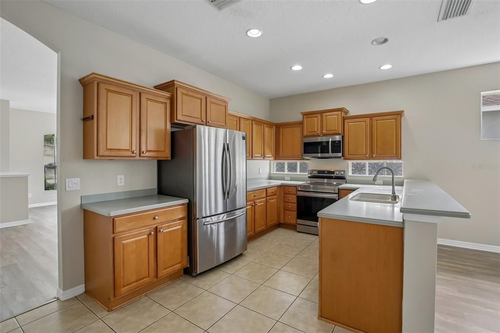 Activo con contrato: $339,900 (4 camas, 2 baños, 1997 Pies cuadrados)