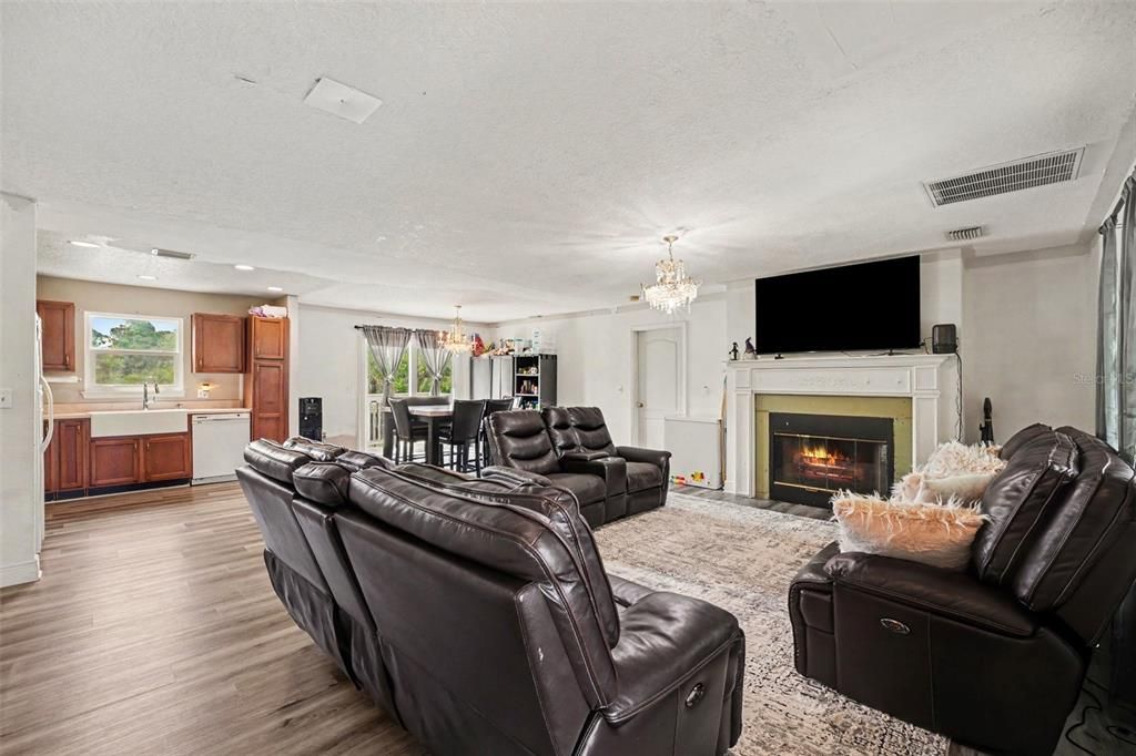 For Sale: $550,000 (4 beds, 4 baths, 2631 Square Feet)