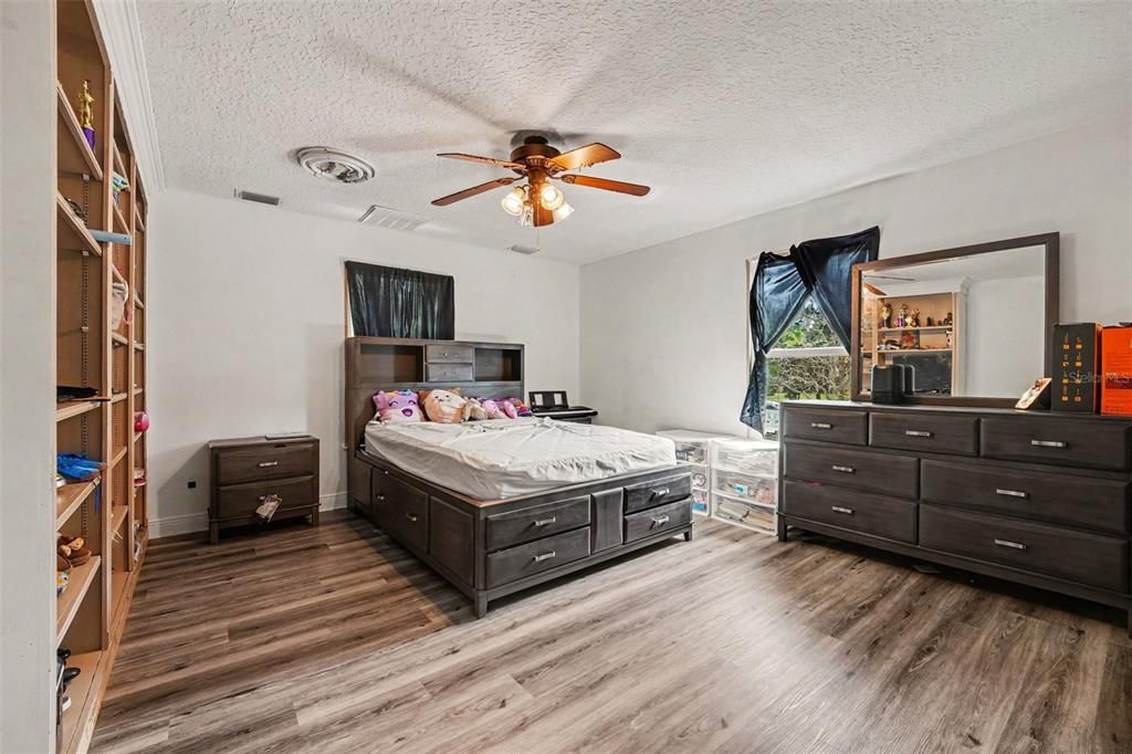 For Sale: $550,000 (4 beds, 4 baths, 2631 Square Feet)