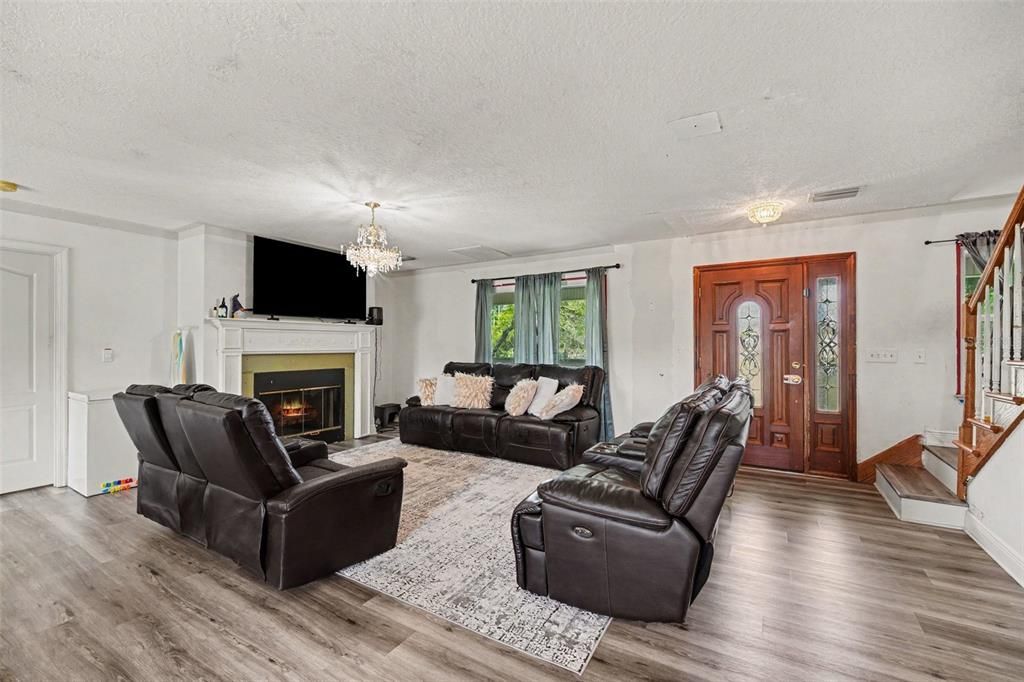 For Sale: $550,000 (4 beds, 4 baths, 2631 Square Feet)