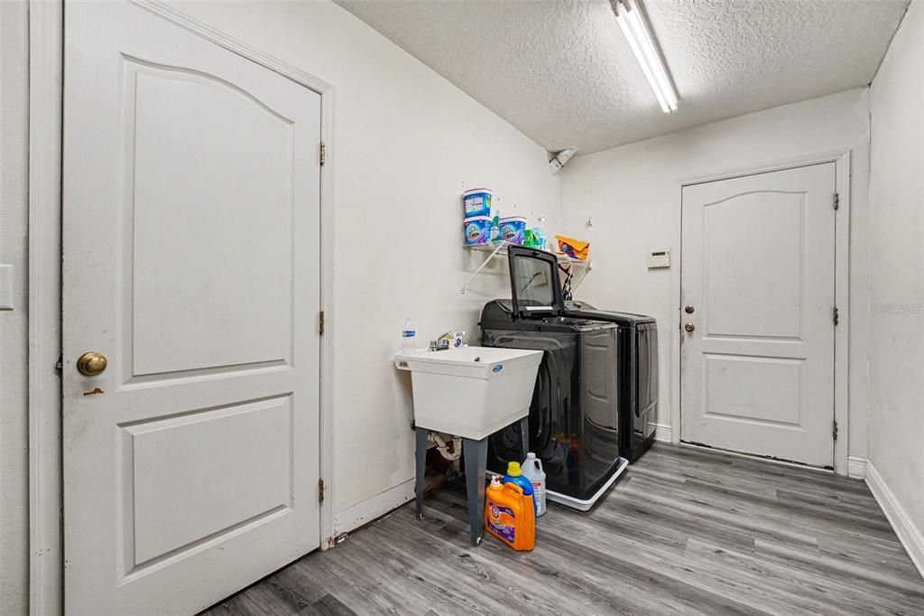For Sale: $550,000 (4 beds, 4 baths, 2631 Square Feet)