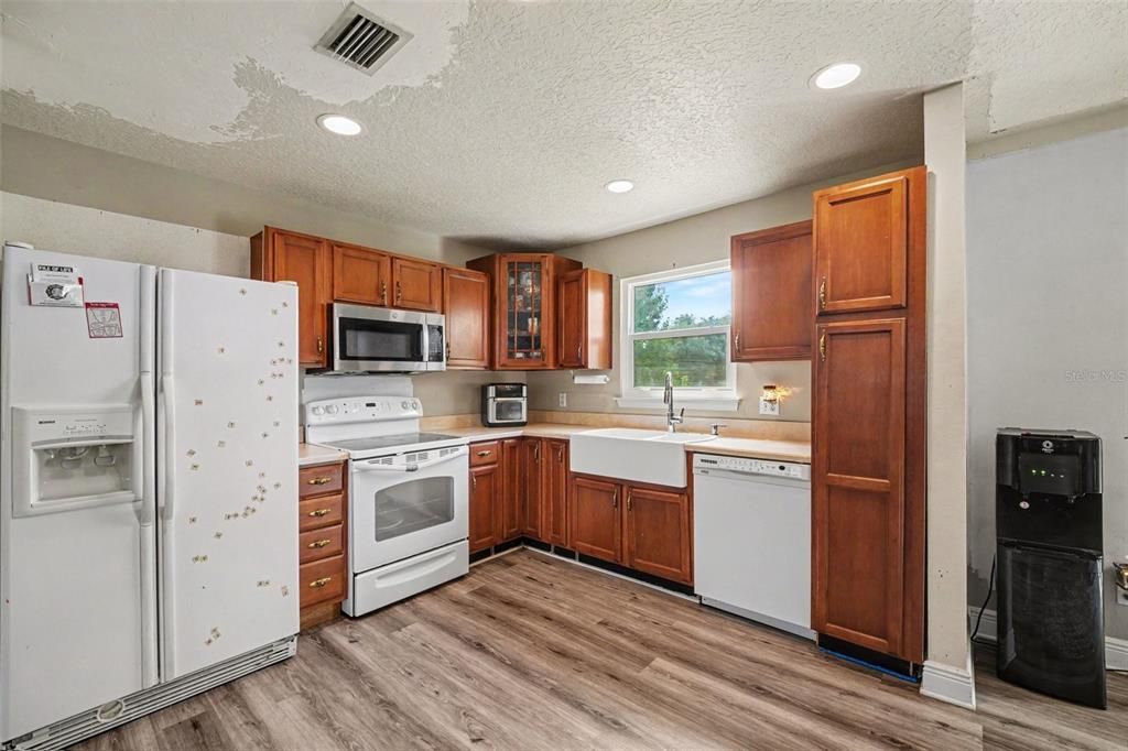 For Sale: $550,000 (4 beds, 4 baths, 2631 Square Feet)