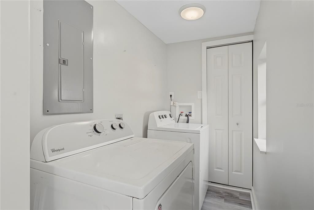 For Sale: $239,000 (3 beds, 2 baths, 1281 Square Feet)