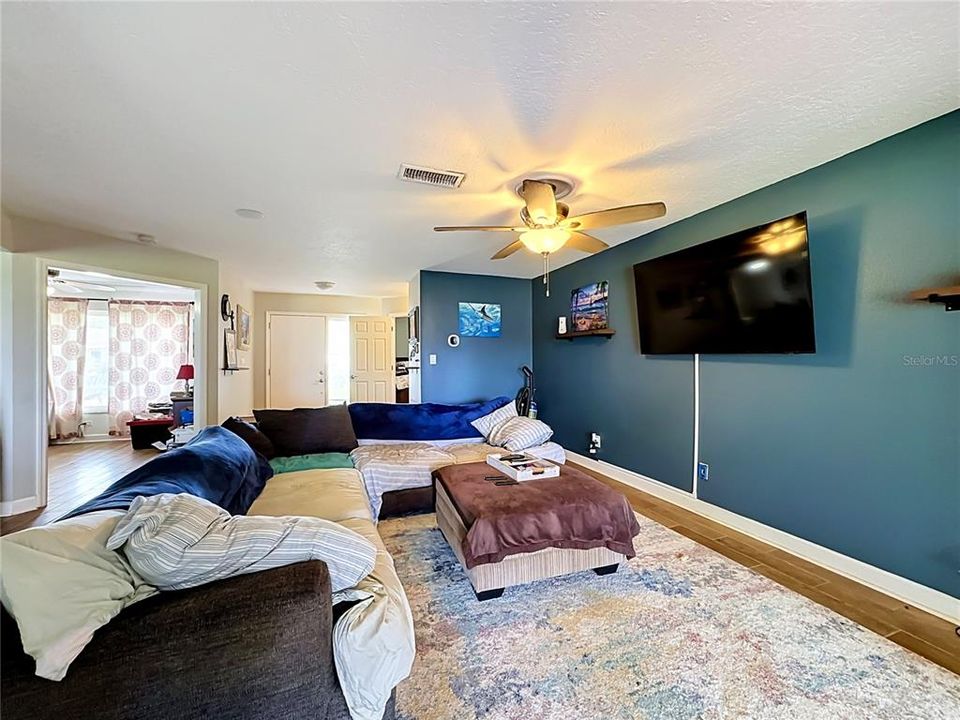 For Sale: $394,900 (3 beds, 2 baths, 1647 Square Feet)