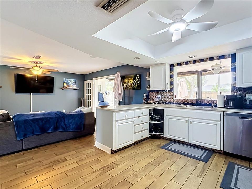For Sale: $394,900 (3 beds, 2 baths, 1647 Square Feet)