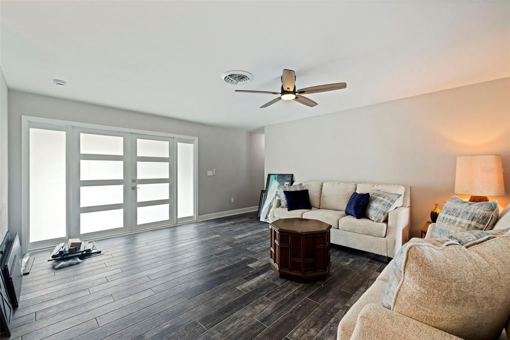 Activo con contrato: $499,000 (3 camas, 3 baños, 1964 Pies cuadrados)