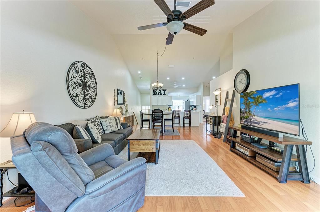 For Sale: $275,000 (2 beds, 2 baths, 1406 Square Feet)