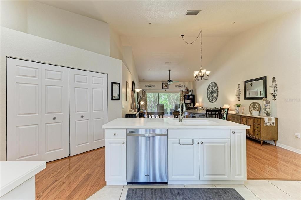 For Sale: $275,000 (2 beds, 2 baths, 1406 Square Feet)