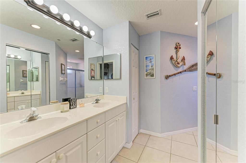 For Sale: $275,000 (2 beds, 2 baths, 1406 Square Feet)