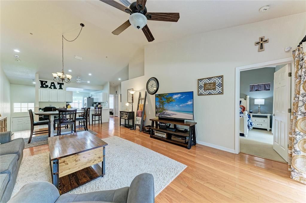 For Sale: $275,000 (2 beds, 2 baths, 1406 Square Feet)