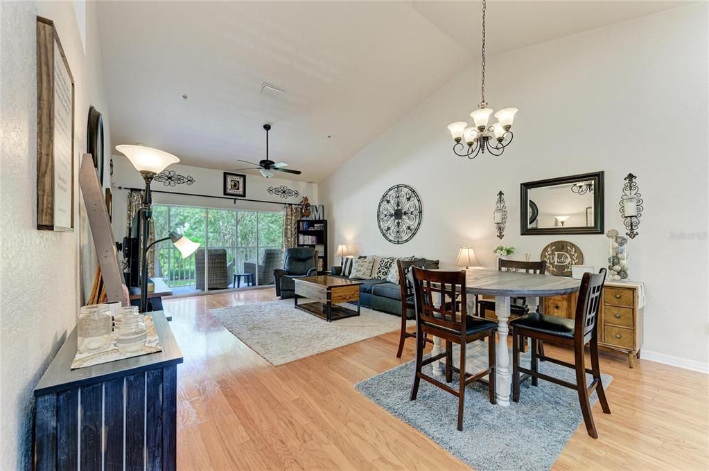 For Sale: $275,000 (2 beds, 2 baths, 1406 Square Feet)