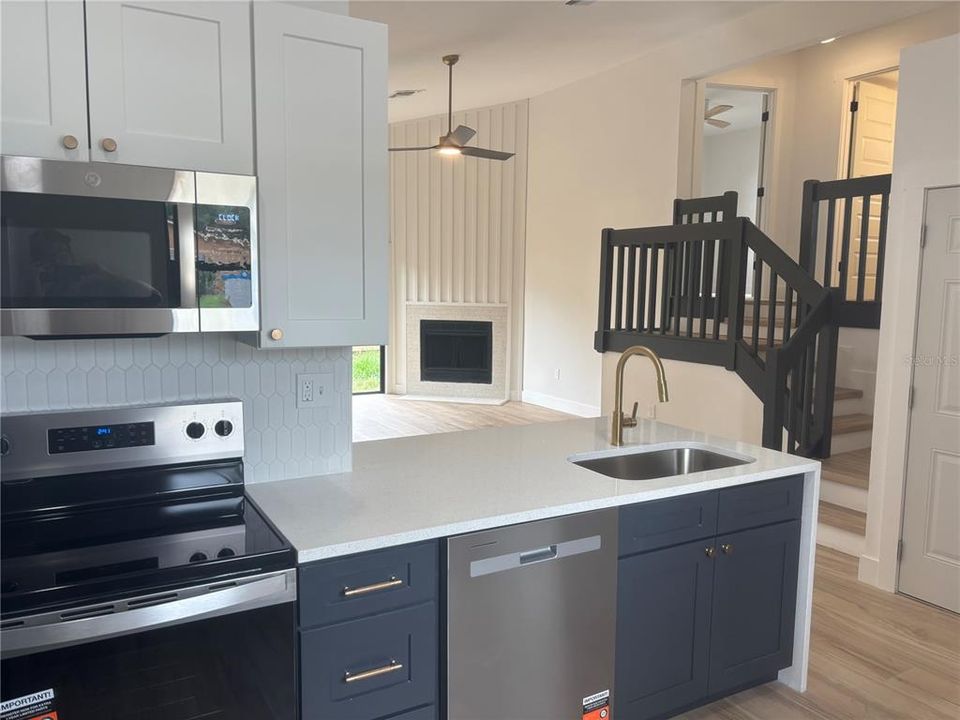 На продажу: $369,900 (3 спален, 2 ванн, 1208 Квадратных фут)