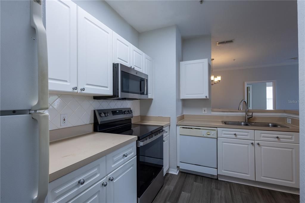 For Sale: $164,900 (2 beds, 2 baths, 1083 Square Feet)