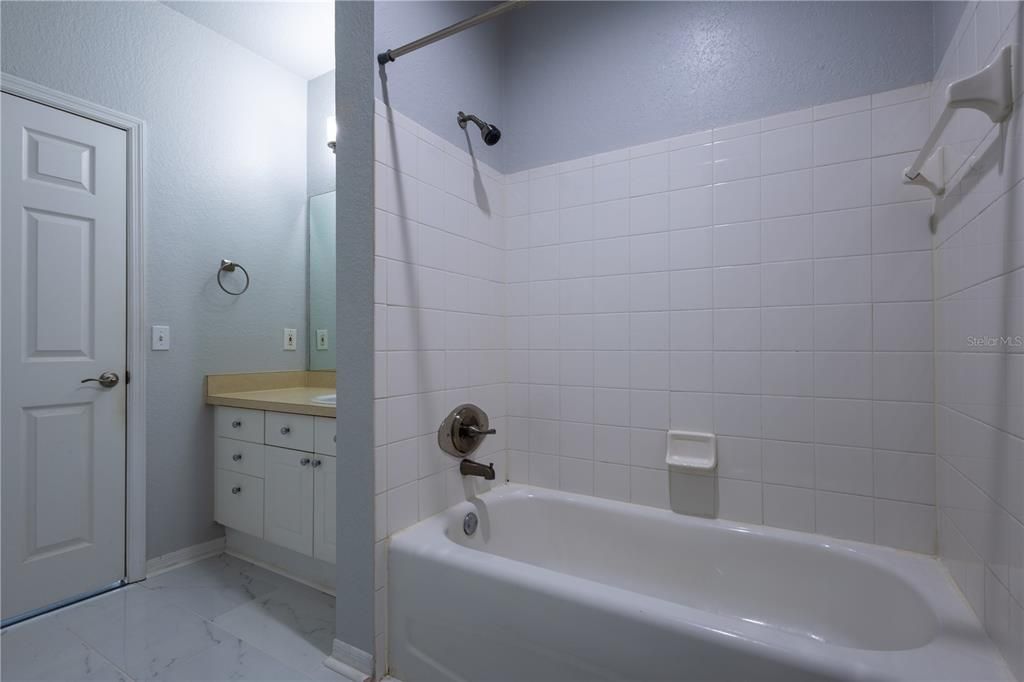 For Sale: $164,900 (2 beds, 2 baths, 1083 Square Feet)