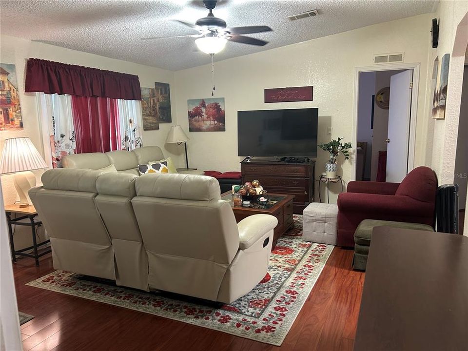 For Sale: $184,999 (3 beds, 2 baths, 1040 Square Feet)