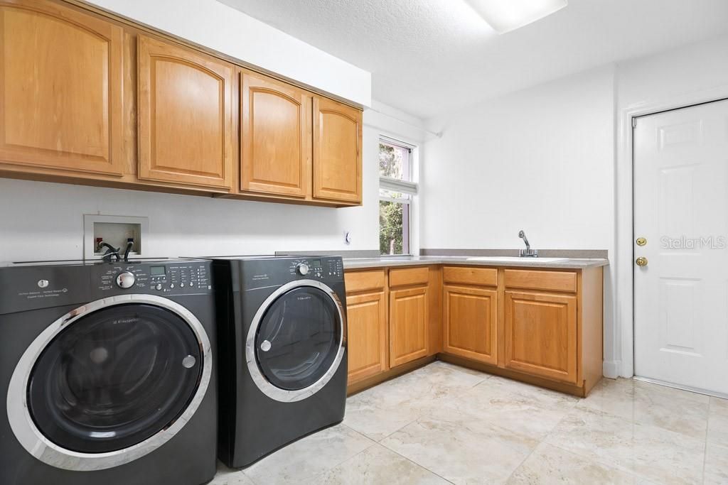 For Sale: $1,175,000 (5 beds, 5 baths, 4821 Square Feet)