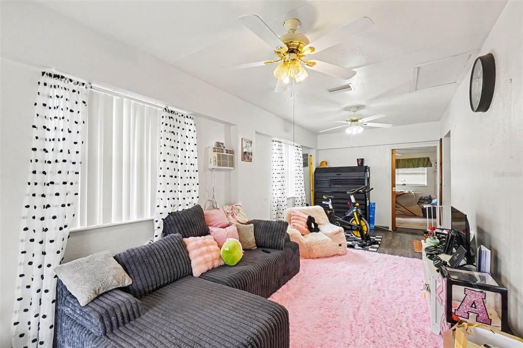For Sale: $240,000 (4 beds, 2 baths, 1664 Square Feet)