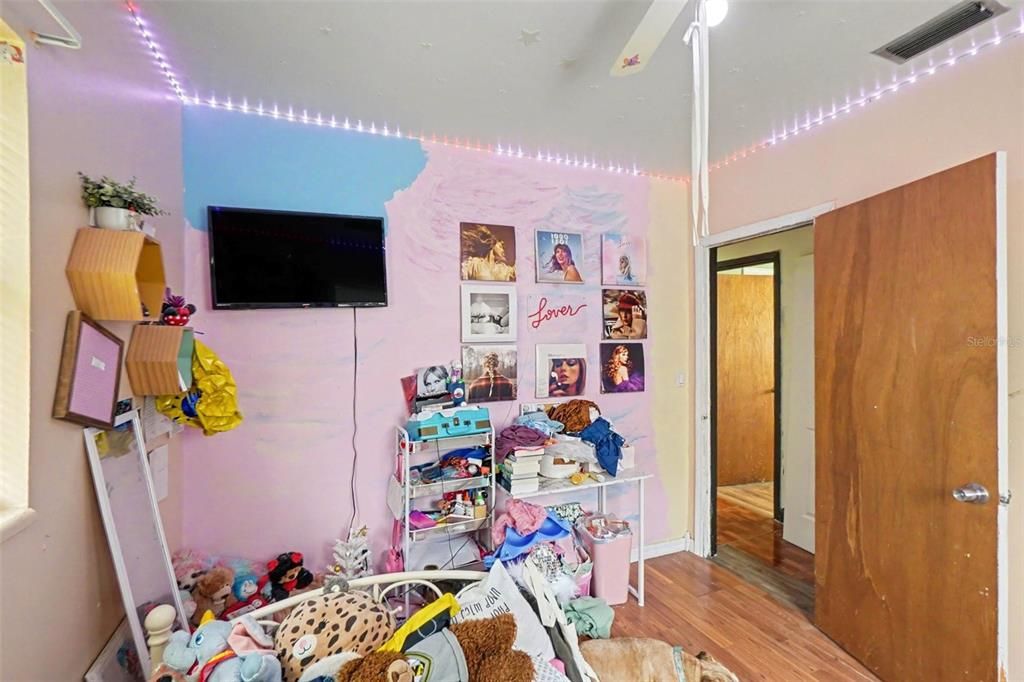For Sale: $240,000 (4 beds, 2 baths, 1664 Square Feet)