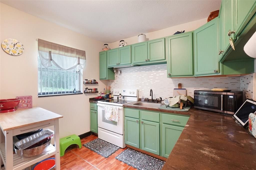 For Sale: $240,000 (4 beds, 2 baths, 1664 Square Feet)