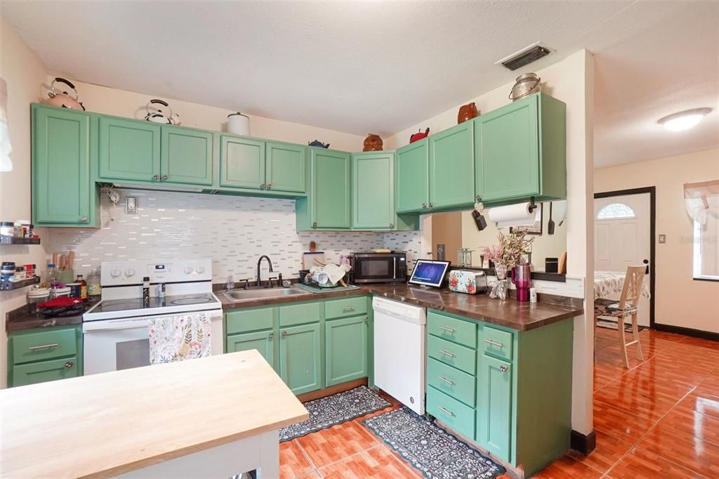 For Sale: $240,000 (4 beds, 2 baths, 1664 Square Feet)