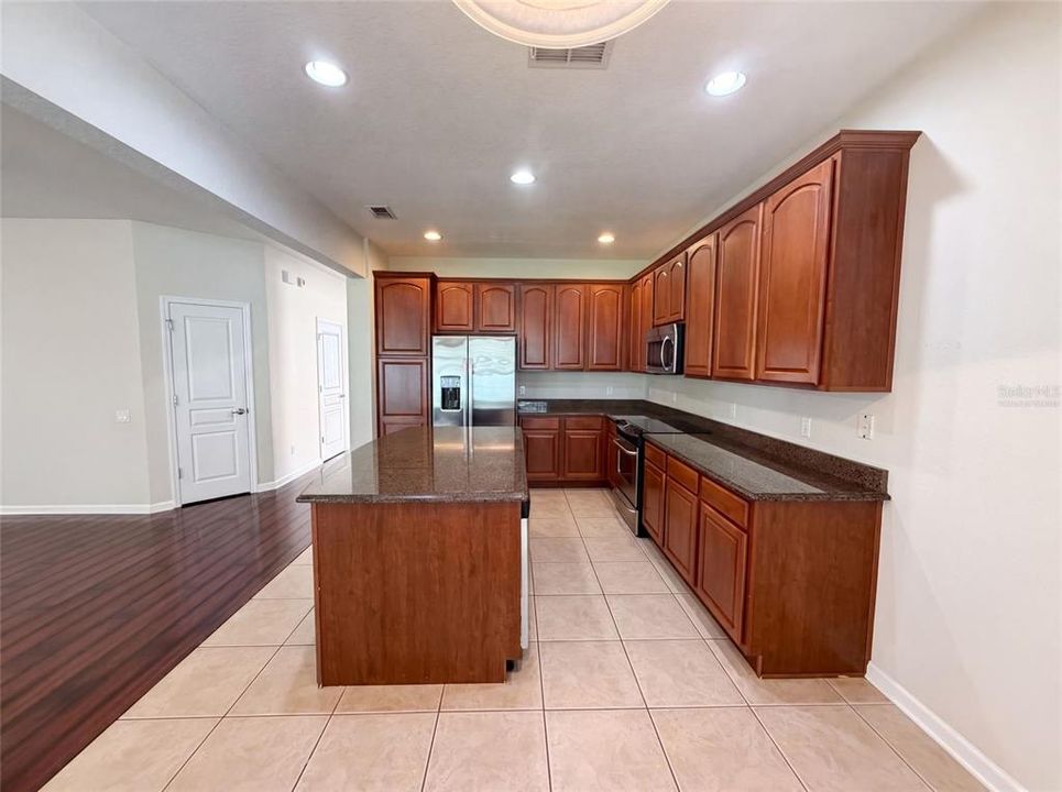 En Venta: $655,000 (4 camas, 2 baños, 2745 Pies cuadrados)