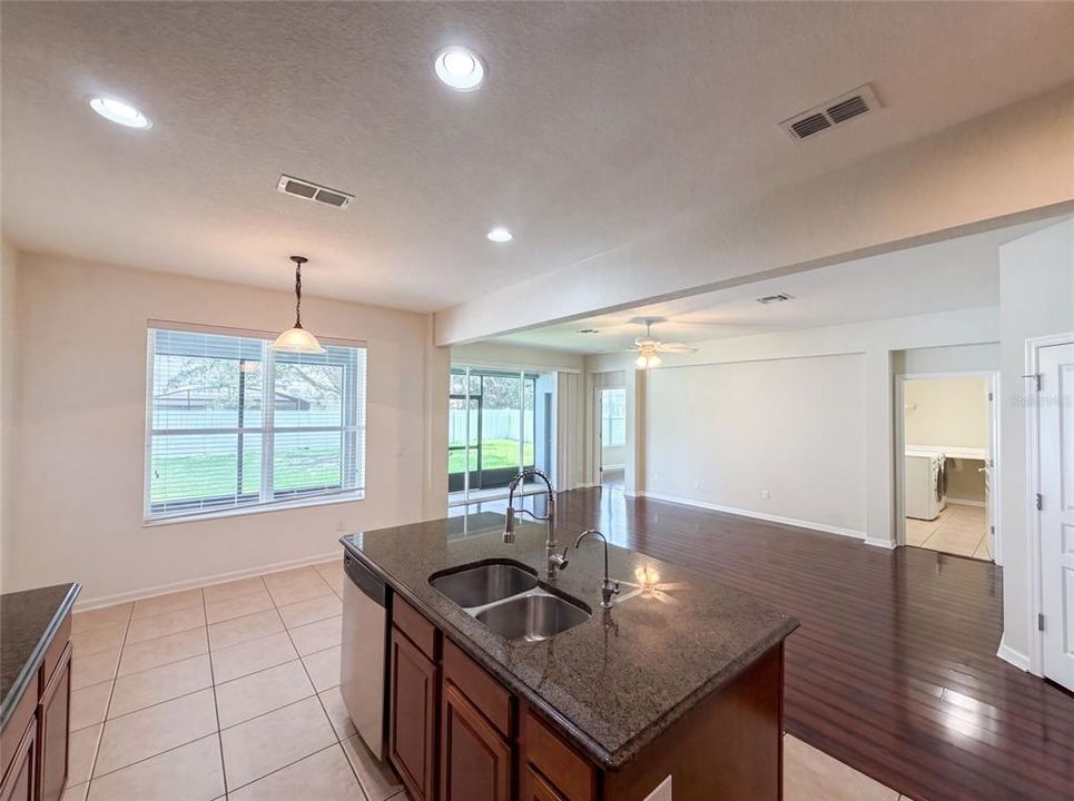 En Venta: $655,000 (4 camas, 2 baños, 2745 Pies cuadrados)