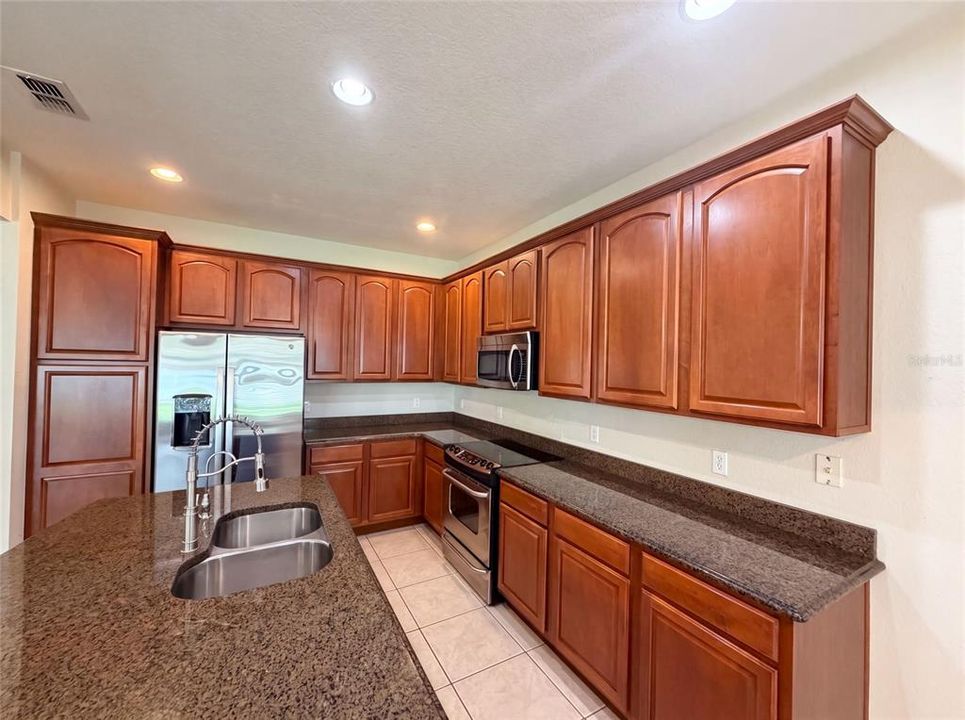 En Venta: $655,000 (4 camas, 2 baños, 2745 Pies cuadrados)