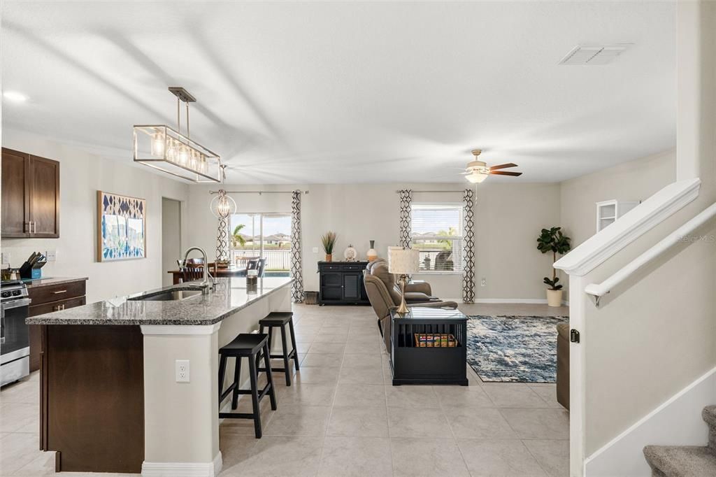 Activo con contrato: $494,900 (6 camas, 3 baños, 3130 Pies cuadrados)