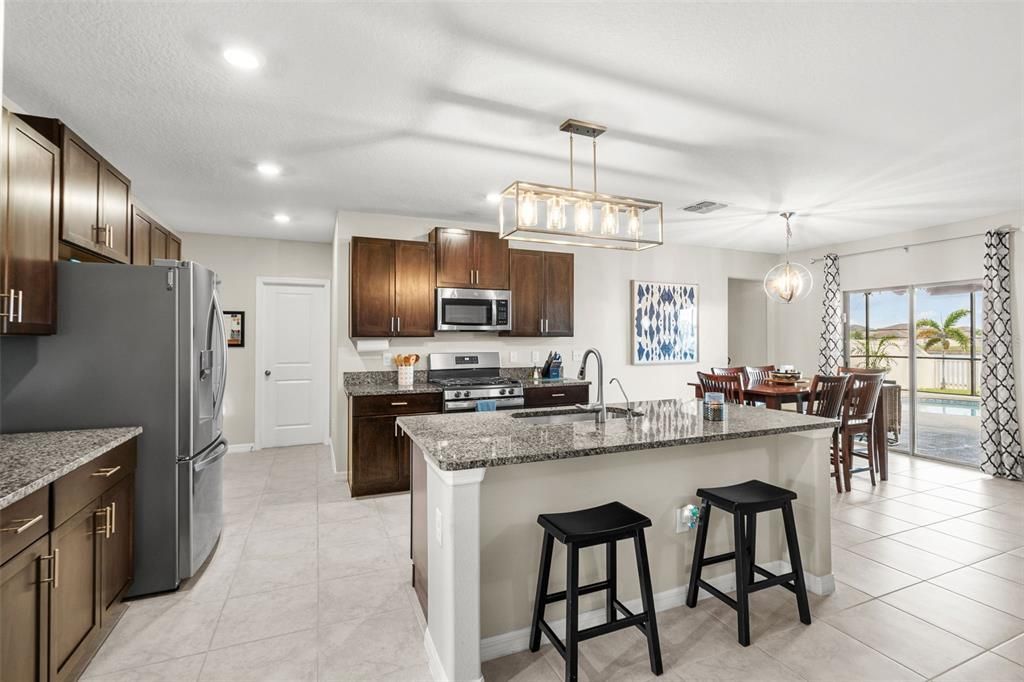 Activo con contrato: $494,900 (6 camas, 3 baños, 3130 Pies cuadrados)