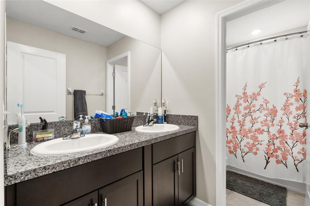 Activo con contrato: $494,900 (6 camas, 3 baños, 3130 Pies cuadrados)