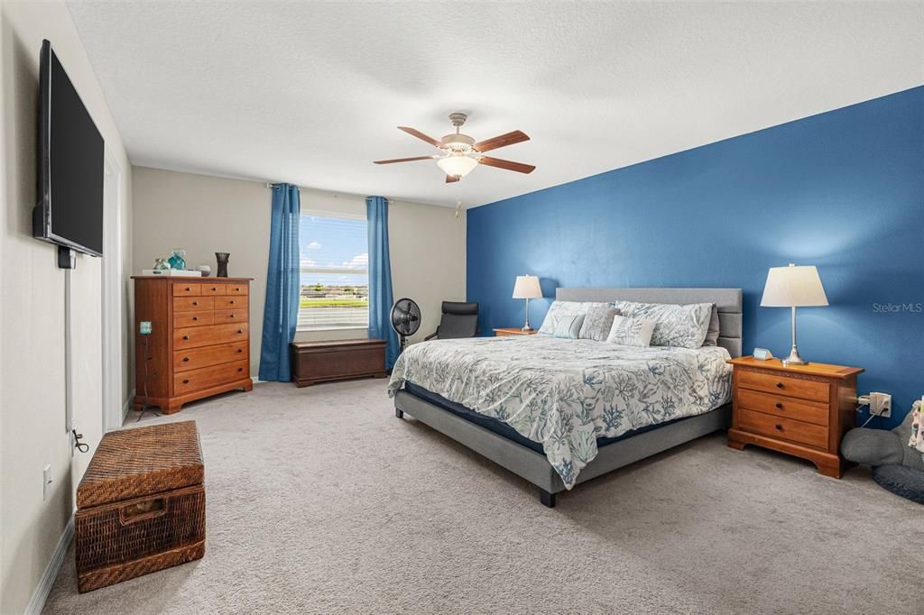 Activo con contrato: $494,900 (6 camas, 3 baños, 3130 Pies cuadrados)