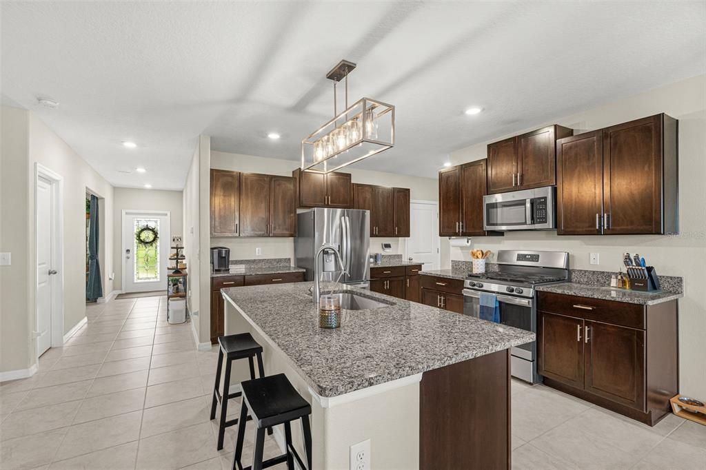 Activo con contrato: $494,900 (6 camas, 3 baños, 3130 Pies cuadrados)