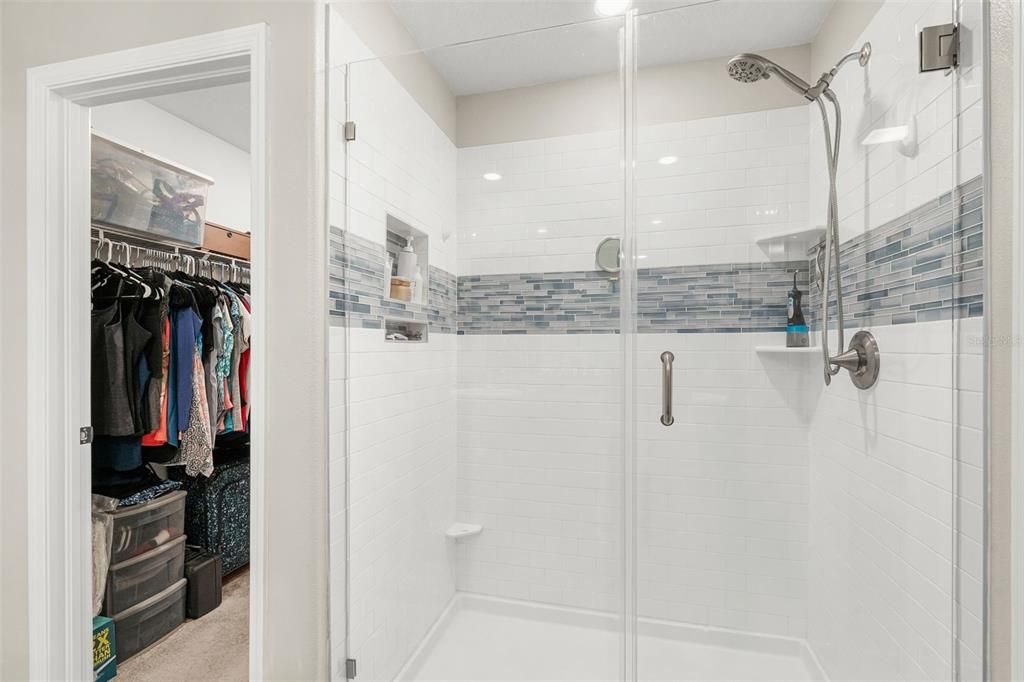 Activo con contrato: $494,900 (6 camas, 3 baños, 3130 Pies cuadrados)