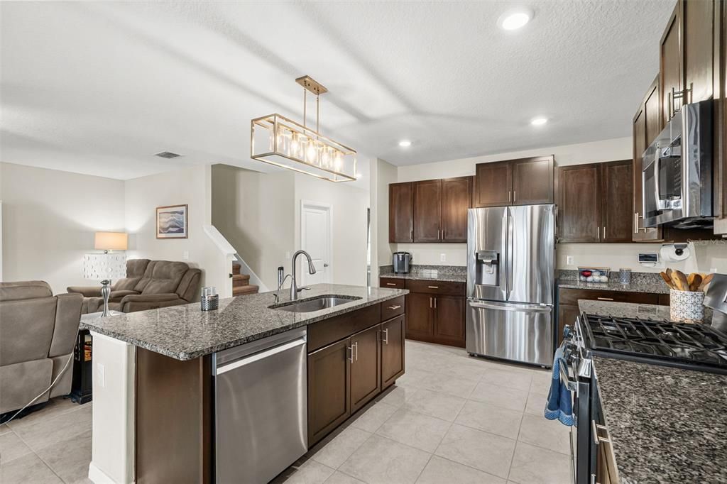 Activo con contrato: $494,900 (6 camas, 3 baños, 3130 Pies cuadrados)